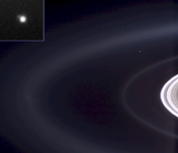 Sur cette image, obtenue par la mission Cassini-Huygens, on aperçoit la Terre et la Lune. Il s'agit de l'image de notre Terre la plus lointaine jamais obtenue