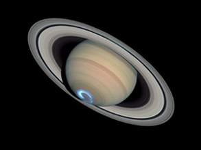 Une aurore polaire au pôle sud de Saturne est visible en bleu sur cette image composite du téléscope spatial Hubble et de la sonde Cassini
