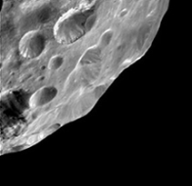 Le satellite Phoebé, corps primitif constitué d'un mélange de glace, de roches et de composés carbonés