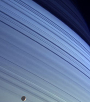 Mimas en orbite devant les anneaux
