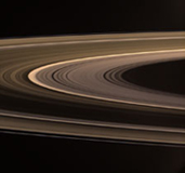 Les anneaux photographiés par Cassini en 2004 et 2008