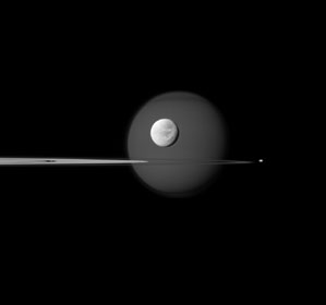 Quatre des lunes de Saturne : Dioné, Pandore, Pan et Titan