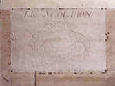 Signe du Scorpion gravé décorant la méridienne de l'Observatoire de Paris