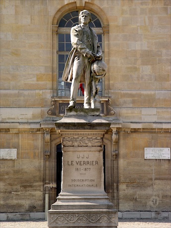 Statue de Le Verrier par Chapu, dans la cour de l'Observatoire